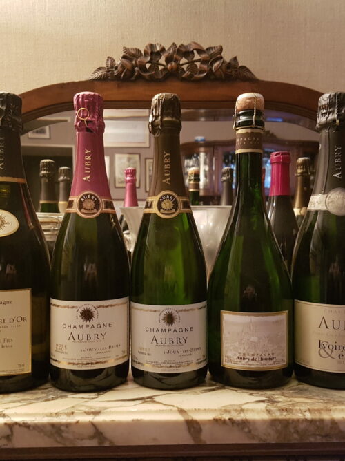 Une photo des bouteilles qui composent la gamme des champagnes Aubry