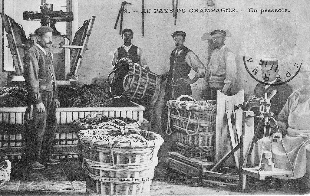 Une photo ancienne d'un pressoir traditionnel pendant les vendanges